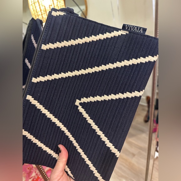 Stylish Navy Crossbody Bag - Picture 6 of 8